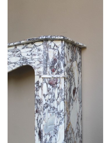 Camino antico barocco di piccole dimensioni scolpito in rarissimo e famosissimo marmo Breccia Violetta