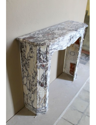 Camino antico barocco di piccole dimensioni scolpito in rarissimo e famosissimo marmo Breccia Violetta