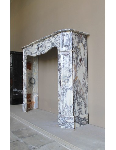 Camino antico barocco di piccole dimensioni scolpito in rarissimo e famosissimo marmo Breccia Violetta