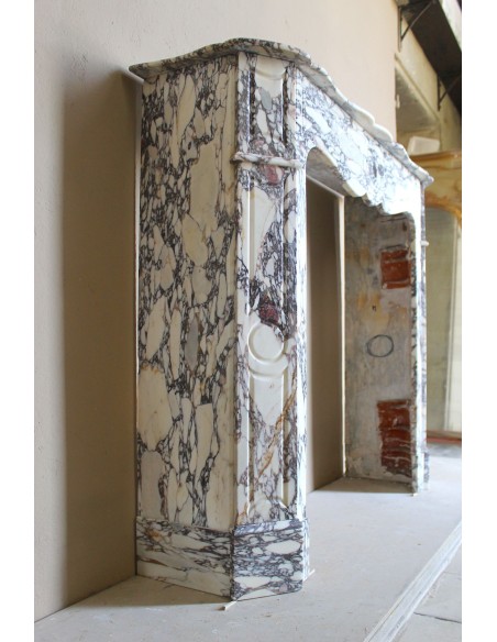 Camino antico barocco di piccole dimensioni scolpito in rarissimo e famosissimo marmo Breccia Violetta