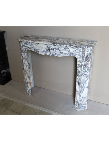 Camino antico barocco di piccole dimensioni scolpito in rarissimo e famosissimo marmo Breccia Violetta