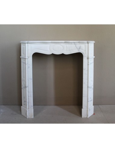 Caminetto Luigi XV Pompadour Bombé scolpito in marmo Bianco Calacatta venato, in piccola misura, proporzionato.
