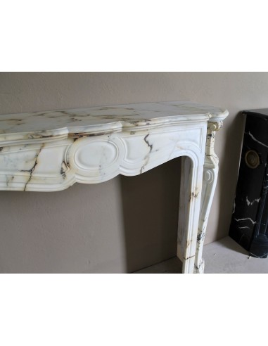 Camino Luigi XV Pied Galbé scolpito in marmo Paonazzetto. Un camino raffinatissimo in un marmo strepitoso.