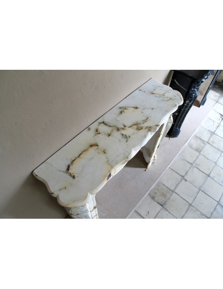 Camino Luigi XV Pied Galbé scolpito in marmo Paonazzetto. Un camino raffinatissimo in un marmo strepitoso.