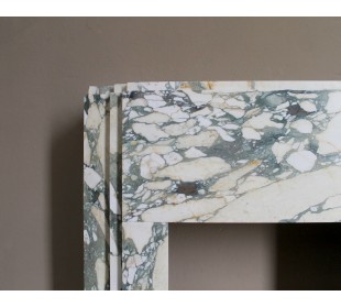 Camino antico d'epoca Art Deco scolpito in marmo bianco venato detto "Breccia di Seravezza". Un camino dal design iconico. 2