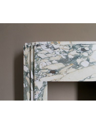 Camino antico d'epoca Art Deco scolpito in marmo bianco venato detto "Breccia di Seravezza". Un camino dal design iconico.