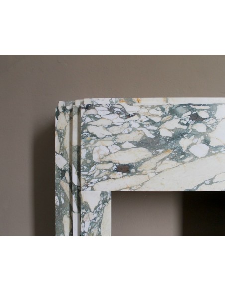 Camino antico d'epoca Art Deco scolpito in marmo bianco venato detto "Breccia di Seravezza". Un camino dal design iconico.