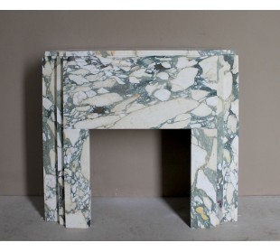 Camino antico d'epoca Art Deco scolpito in marmo bianco venato detto "Breccia di Seravezza". Un camino dal design iconico.