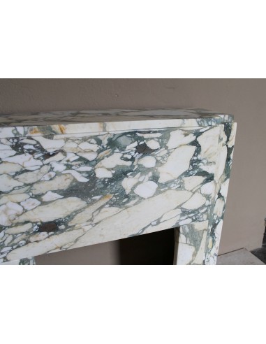 Camino antico d'epoca Art Deco scolpito in marmo bianco venato detto "Breccia di Seravezza". Un camino dal design iconico.