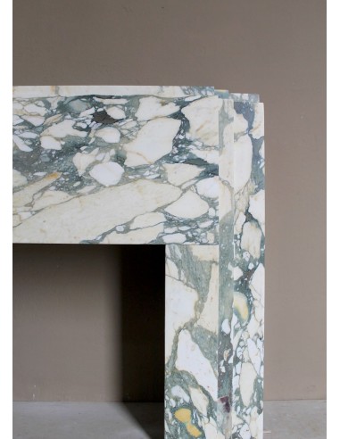 Camino antico d'epoca Art Deco scolpito in marmo bianco venato detto "Breccia di Seravezza". Un camino dal design iconico.