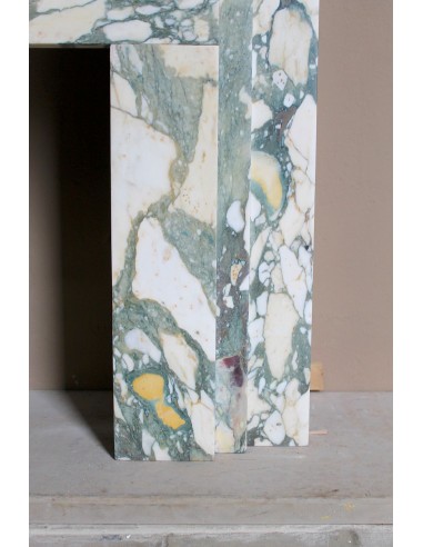 Camino antico d'epoca Art Deco scolpito in marmo bianco venato detto "Breccia di Seravezza". Un camino dal design iconico.