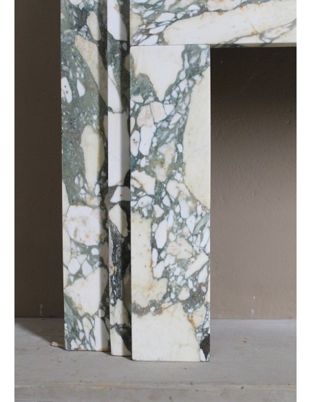 Camino antico d'epoca Art Deco scolpito in marmo bianco venato detto "Breccia di Seravezza". Un camino dal design iconico.