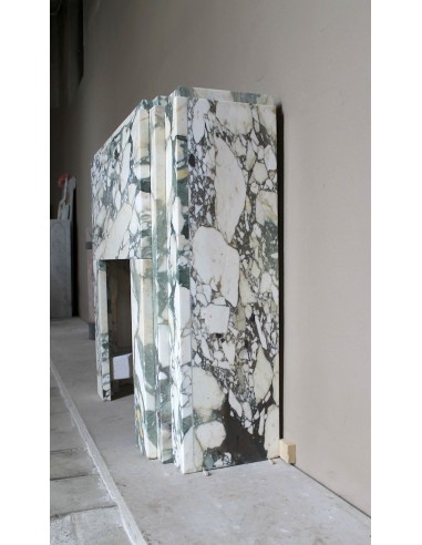 Camino antico d'epoca Art Deco scolpito in marmo bianco venato detto "Breccia di Seravezza". Un camino dal design iconico.