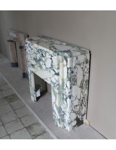 Camino antico d'epoca Art Deco scolpito in marmo bianco venato detto "Breccia di Seravezza". Un camino dal design iconico.