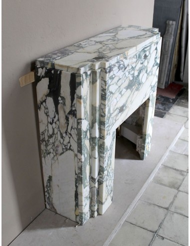 Camino antico d'epoca Art Deco scolpito in marmo bianco venato detto "Breccia di Seravezza". Un camino dal design iconico.