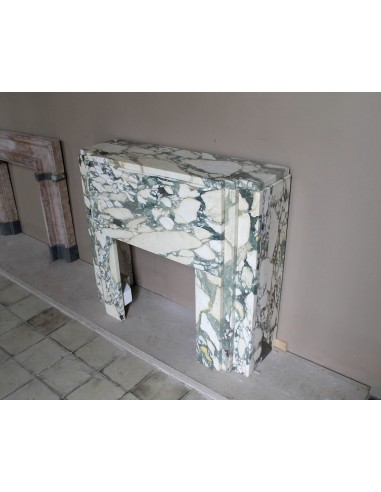 Camino antico d'epoca Art Deco scolpito in marmo bianco venato detto "Breccia di Seravezza". Un camino dal design iconico.