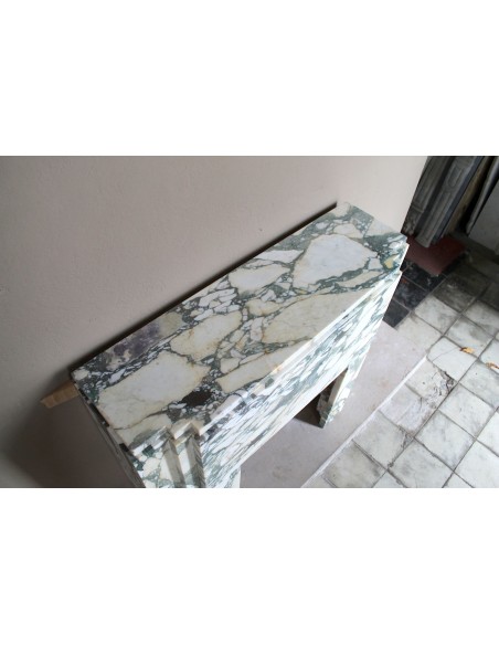 Camino antico d'epoca Art Deco scolpito in marmo bianco venato detto "Breccia di Seravezza". Un camino dal design iconico.