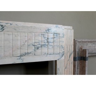 Camino originale Art Deco scolpito in marmo venato Rosa del Portogallo. Questo camino antico è dotato di base (plaque au sol). 2