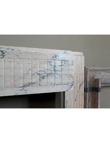 Camino originale Art Deco scolpito in marmo venato Rosa del Portogallo. Questo camino antico è dotato di base (plaque au sol).