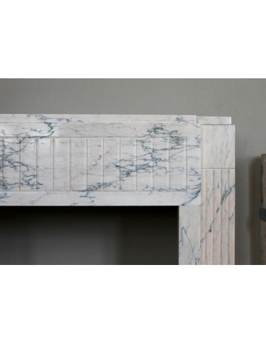 Camino originale Art Deco scolpito in marmo venato Rosa del Portogallo. Questo camino antico è dotato di base (plaque au sol).