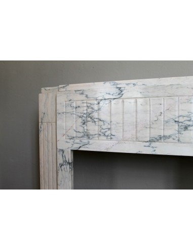 Camino originale Art Deco scolpito in marmo venato Rosa del Portogallo. Questo camino antico è dotato di base (plaque au sol).