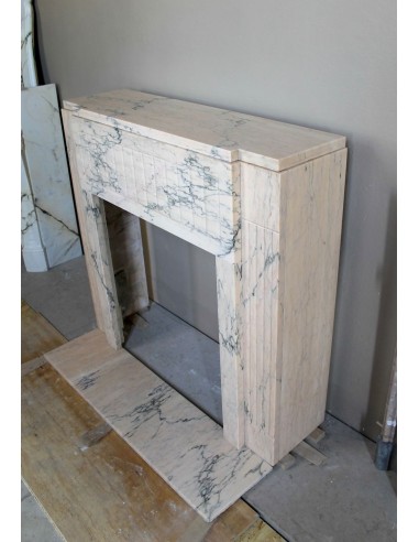 Camino originale Art Deco scolpito in marmo venato Rosa del Portogallo. Questo camino antico è dotato di base (plaque au sol).