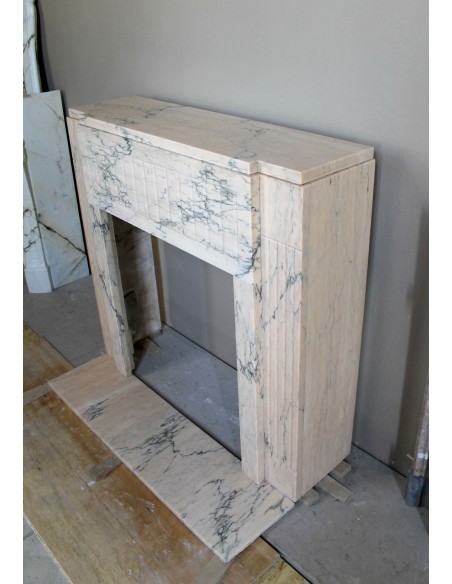 Camino originale Art Deco scolpito in marmo venato Rosa del Portogallo. Questo camino antico è dotato di base (plaque au sol).