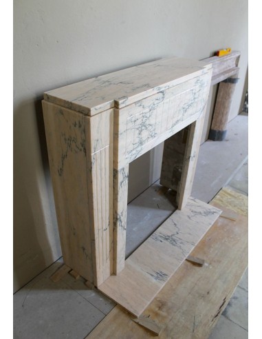 Camino originale Art Deco scolpito in marmo venato Rosa del Portogallo. Questo camino antico è dotato di base (plaque au sol).