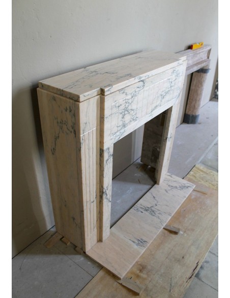 Camino originale Art Deco scolpito in marmo venato Rosa del Portogallo. Questo camino antico è dotato di base (plaque au sol).