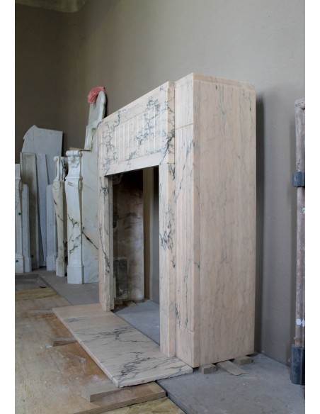 Camino originale Art Deco scolpito in marmo venato Rosa del Portogallo. Questo camino antico è dotato di base (plaque au sol).