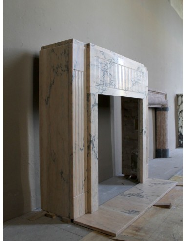 Camino originale Art Deco scolpito in marmo venato Rosa del Portogallo. Questo camino antico è dotato di base (plaque au sol).