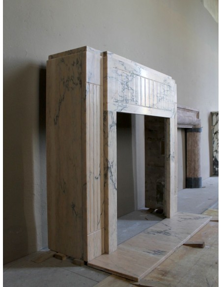 Camino originale Art Deco scolpito in marmo venato Rosa del Portogallo. Questo camino antico è dotato di base (plaque au sol).