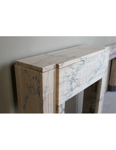 Camino originale Art Deco scolpito in marmo venato Rosa del Portogallo. Questo camino antico è dotato di base (plaque au sol).