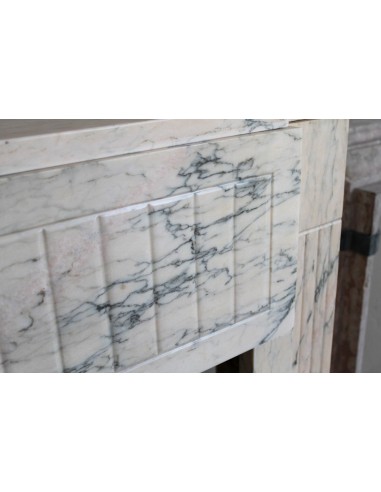 Camino originale Art Deco scolpito in marmo venato Rosa del Portogallo. Questo camino antico è dotato di base (plaque au sol).