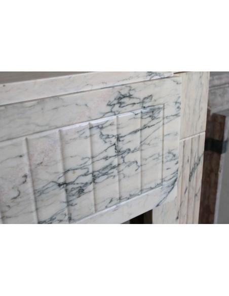 Camino originale Art Deco scolpito in marmo venato Rosa del Portogallo. Questo camino antico è dotato di base (plaque au sol).