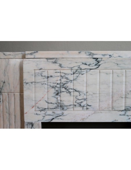 Camino originale Art Deco scolpito in marmo venato Rosa del Portogallo. Questo camino antico è dotato di base (plaque au sol).