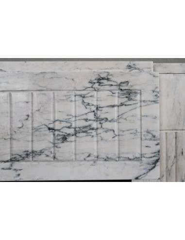 Camino originale Art Deco scolpito in marmo venato Rosa del Portogallo. Questo camino antico è dotato di base (plaque au sol).