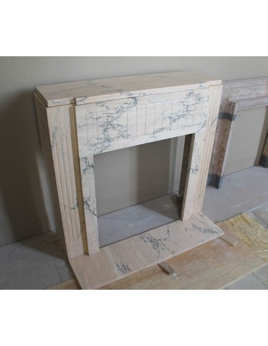 Camino originale Art Deco scolpito in marmo venato Rosa del Portogallo. Questo camino antico è dotato di base (plaque au sol).