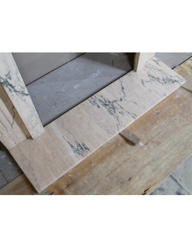 Camino originale Art Deco scolpito in marmo venato Rosa del Portogallo. Questo camino antico è dotato di base (plaque au sol).