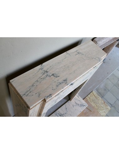 Camino originale Art Deco scolpito in marmo venato Rosa del Portogallo. Questo camino antico è dotato di base (plaque au sol).