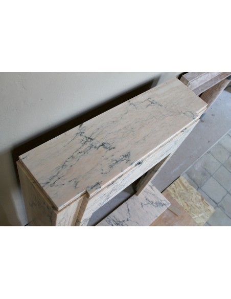 Camino originale Art Deco scolpito in marmo venato Rosa del Portogallo. Questo camino antico è dotato di base (plaque au sol).