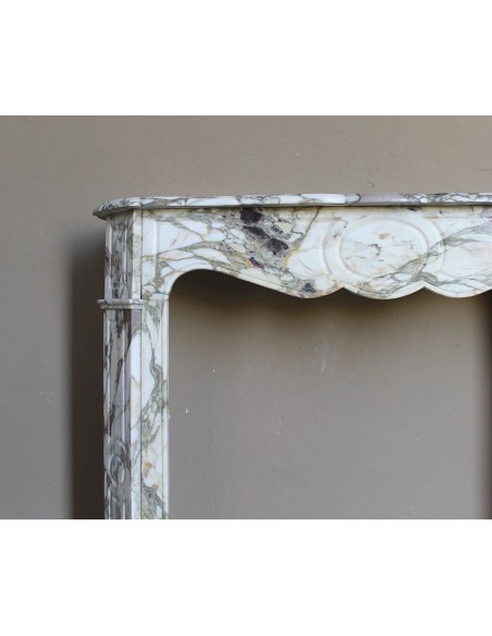 Caminetto barocco Pompadour scolpito in meraviglioso marmo Calacatta Gold: sfumature d'oro, viola, verde smeraldo, bianco.