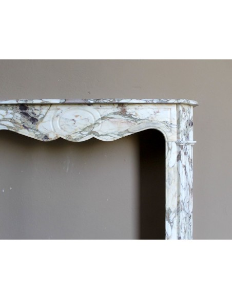 Caminetto barocco Pompadour scolpito in meraviglioso marmo Calacatta Gold: sfumature d'oro, viola, verde smeraldo, bianco.