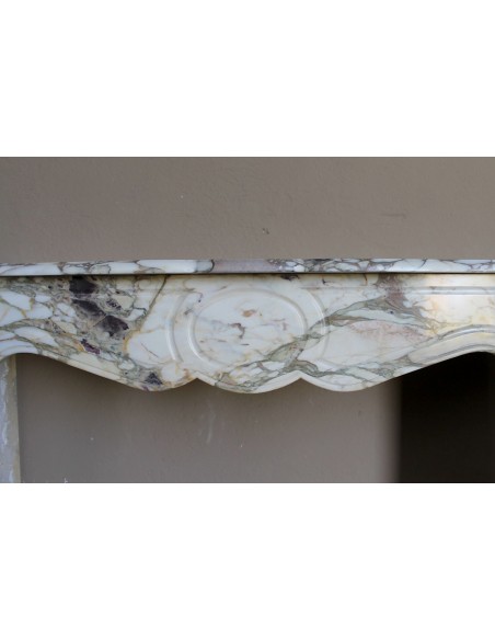 Caminetto barocco Pompadour scolpito in meraviglioso marmo Calacatta Gold: sfumature d'oro, viola, verde smeraldo, bianco.