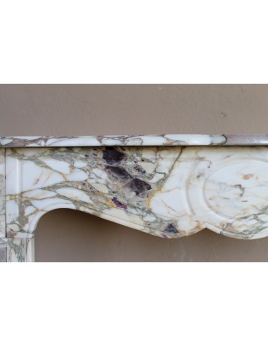 Caminetto barocco Pompadour scolpito in meraviglioso marmo Calacatta Gold: sfumature d'oro, viola, verde smeraldo, bianco.