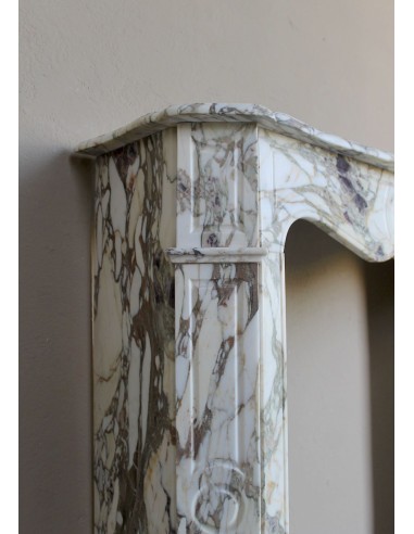 Caminetto barocco Pompadour scolpito in meraviglioso marmo Calacatta Gold: sfumature d'oro, viola, verde smeraldo, bianco.