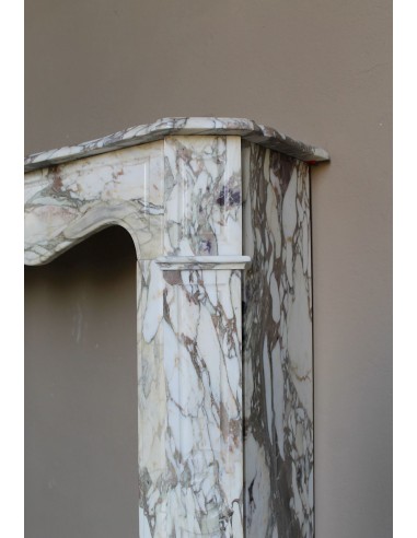 Caminetto barocco Pompadour scolpito in meraviglioso marmo Calacatta Gold: sfumature d'oro, viola, verde smeraldo, bianco.