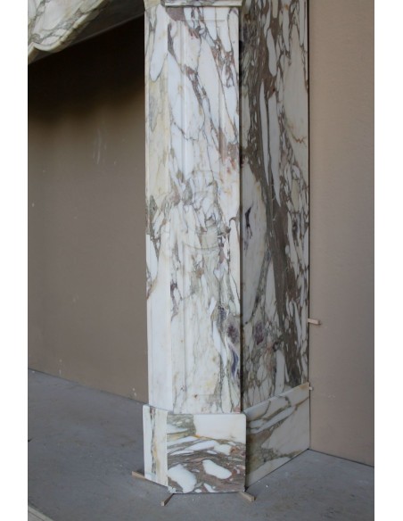 Caminetto barocco Pompadour scolpito in meraviglioso marmo Calacatta Gold: sfumature d'oro, viola, verde smeraldo, bianco.