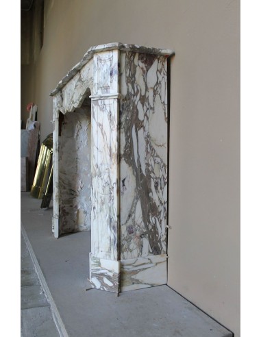 Caminetto barocco Pompadour scolpito in meraviglioso marmo Calacatta Gold: sfumature d'oro, viola, verde smeraldo, bianco.