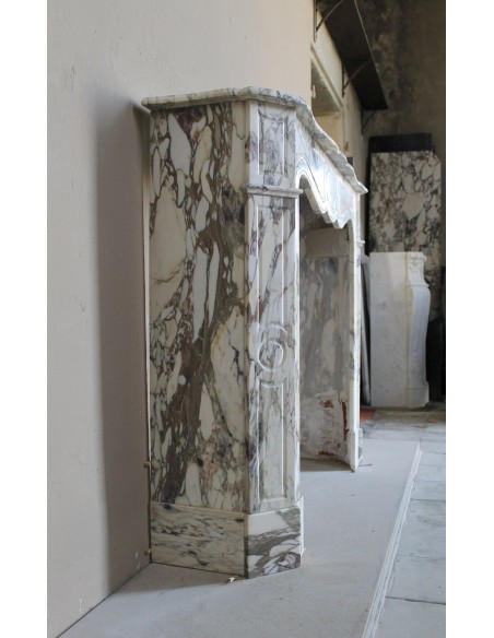 Caminetto barocco Pompadour scolpito in meraviglioso marmo Calacatta Gold: sfumature d'oro, viola, verde smeraldo, bianco.